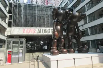 هل رؤية الشهير كاوس KAWS سببٌ للتكهنات؟