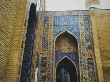لم تكن تلك البلاطات الزرقاء مجرد زينة قط