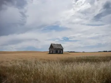 بيت شُيِّد من أجل المشي اليومي إلى الحقول