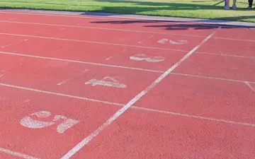 ما الذي يحدث في أول خطوتين لعدّاء السرعة على المضمار؟