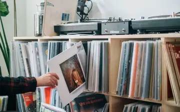 لماذا تُبقي أرفف متاجر الأسطوانات هذه أسطوانات الفينيل في وضع رأسي لا مسطّح