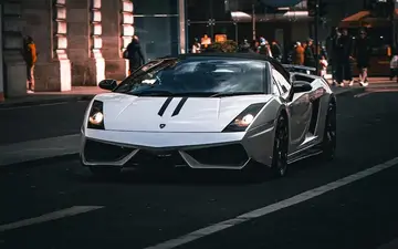 الانخفاض ليس دائمًا أفضل: خطأ وضعية سيارات الأداء المنخفضة الذي يكلّفك قابلية استخدام حقيقية