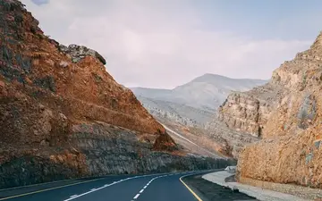 قد يكون طريق الممر الجبلي الأطول هو الأكثر أمانًا