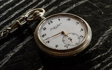 قبل أن تصبح ساعة اليد قطعة أسلوبية، حلّت محل ساعة الجيب بدافع المنفعة الخالصة