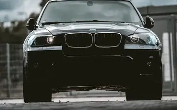 خط السقف المنحدر الذي حوّل الـSUV الكروس أوفر إلى بيانٍ في الأناقة