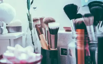 الخطأ في محطة المكياج الذي تقع فيه المبتدئات عندما يعتمدن على عدد قليل فقط من الأدوات