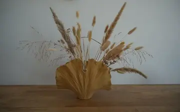 لا تُنسّق مزهرية العشب المجفف كما لو كانت زهورًا نضرة